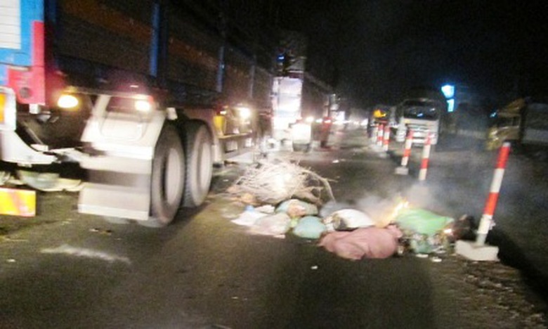 T&agrave;i xế đem r&aacute;c ra đốt giữa đường