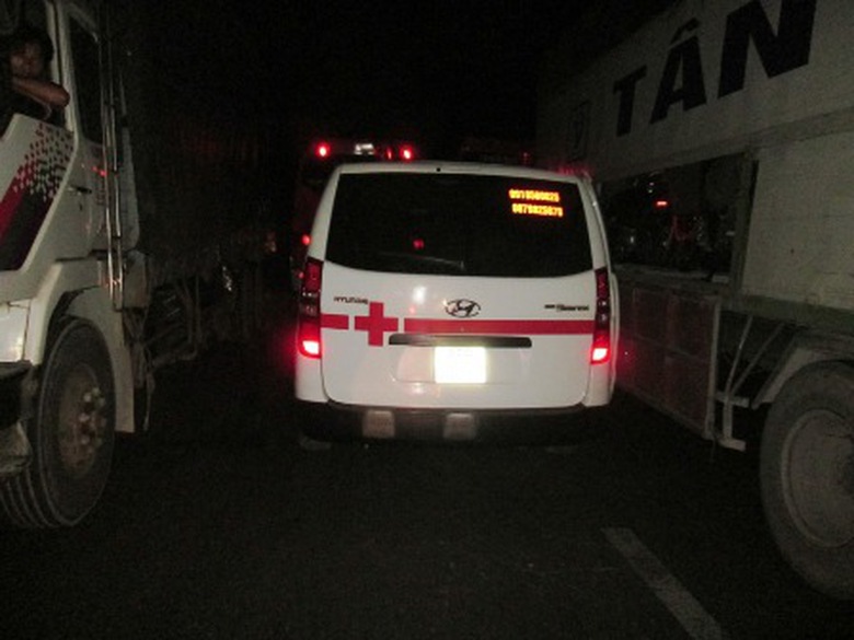 Chiếc xe cứu thương cũng bị kẹt cứng giữa d&ograve;ng xe tải