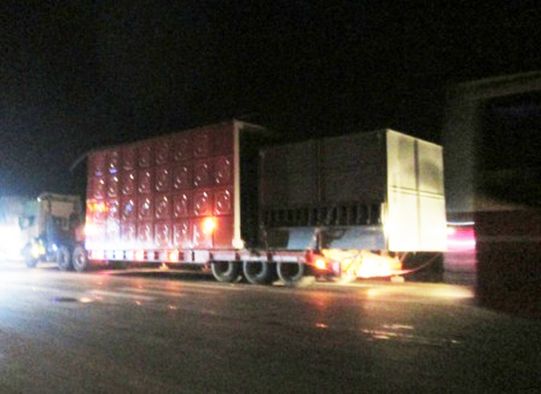 Những chiếc xe chở qu&aacute; tải tha hồ vượt trạm