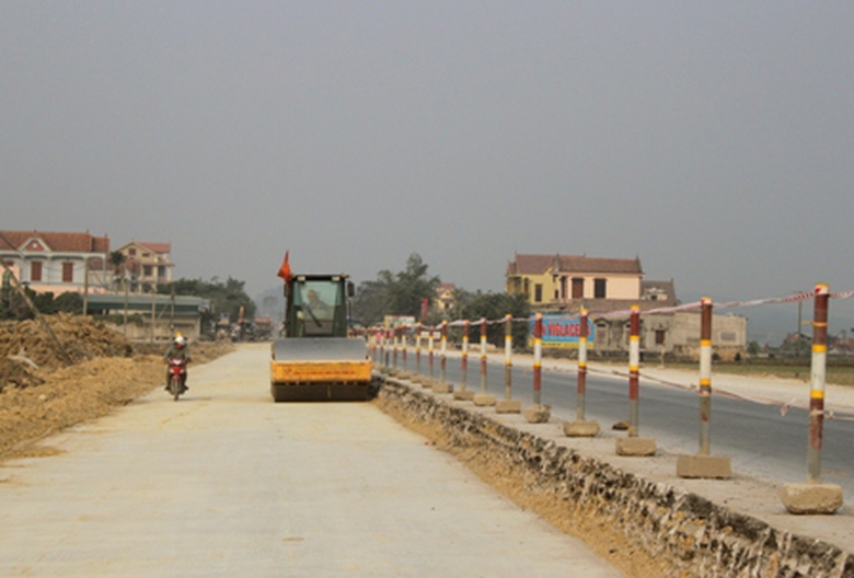 Tranh thủ thời tiết thuận lợi c&aacute;c nh&agrave; thầu đẩy nhanh tiến độ thi c&ocirc;ng dự &aacute;n.