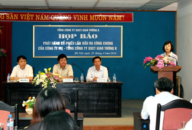 Ban l&atilde;nh đạo Tổng c&ocirc;ng ty XDCTGT 8 chủ tr&igrave; cuộc họp b&aacute;o.