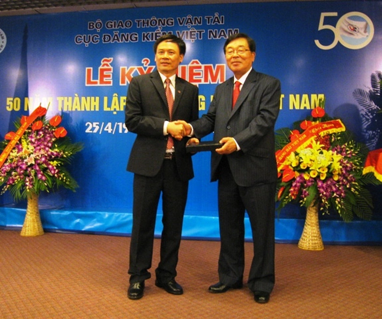 &Ocirc;ng Noboru Ueda- Chủ tịch Đăng kiểm Nhật Bản, Chủ tịch Hiệp hội c&aacute;c tổ chức đăng kiểm ch&acirc;u &Aacute; (phải) ch&uacute;c mừng ng&agrave;y truyền thống v&agrave; đ&aacute;nh gi&aacute; cao vị thế của Đăng kiểm VN