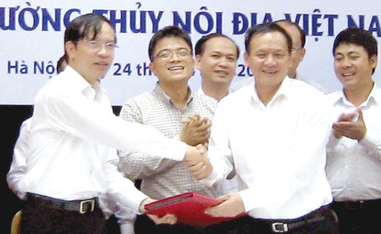 Hai cục trưởng bắt tay sau lễ k&yacute; kết 