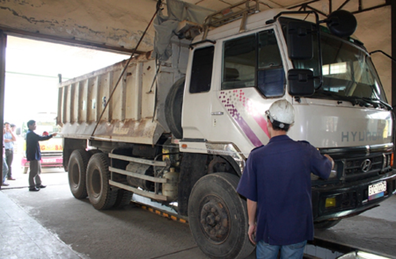 K&iacute;ch thước th&agrave;nh, th&ugrave;ng h&agrave;ng lu&ocirc;n được c&aacute;c đăng kiểm vi&ecirc;n kiểm so&aacute;t chặt trong qu&aacute; tr&igrave;nh kiểm định phương tiện