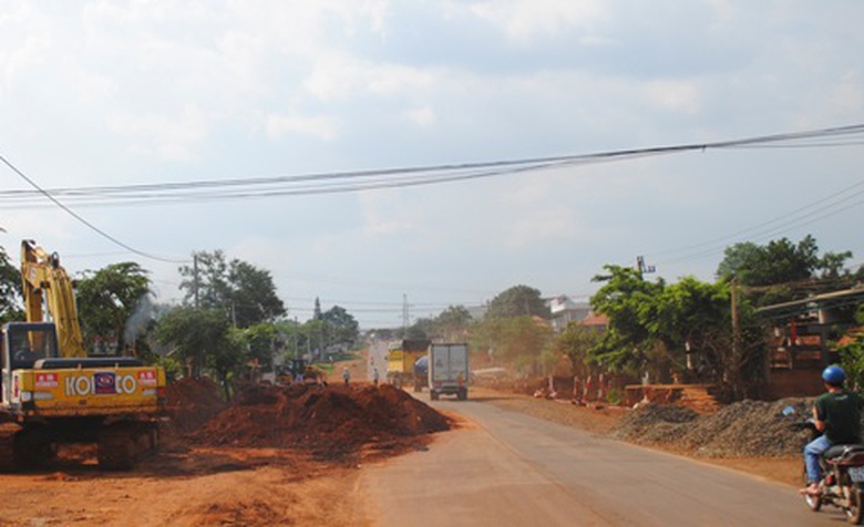 Vật liệu đổ tr&agrave;n ra cả l&ograve;ng đường, chặt n&uacute;t cổ chai, nguy hiểm giao th&ocirc;ng