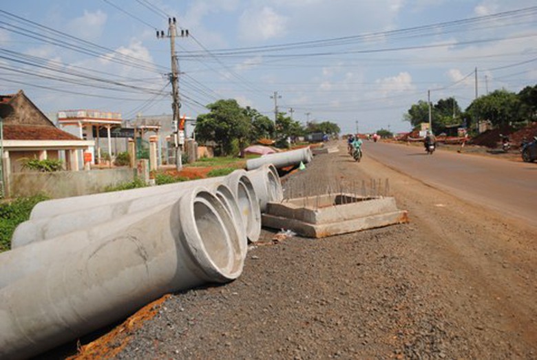 Những chiếc cống nước lấn chiếm l&ograve;ng đường v&agrave; c&oacute; tới 3 chiếc b&agrave;n ch&ocirc;ng để bẫy &ocirc; t&ocirc;