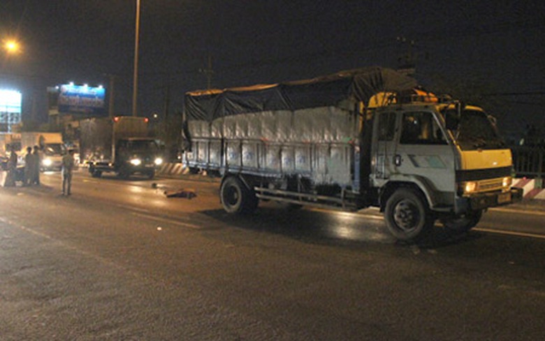 Sau va chạm, nạn nh&acirc;n bị k&eacute;o l&ecirc; hơn 20m tr&ecirc;n đường