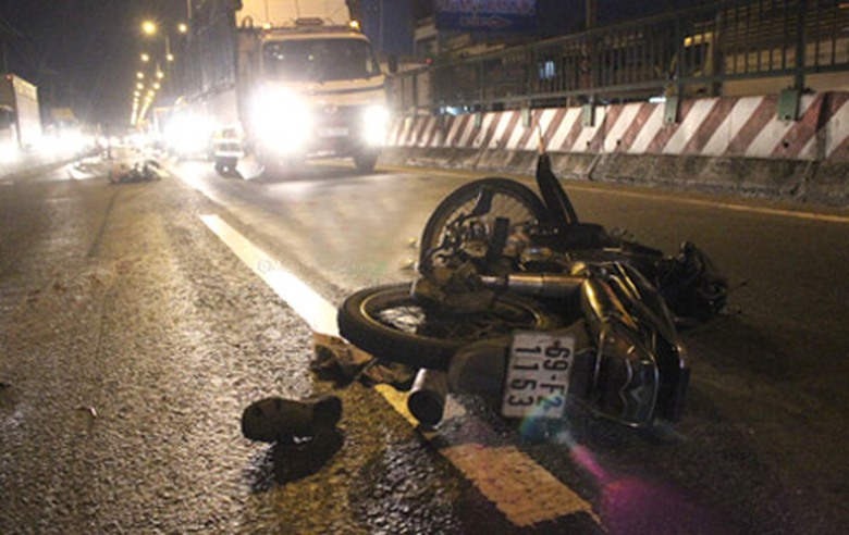 Chiếc xe m&aacute;y của nạn nh&acirc;n nằm giữa đường tr&ecirc;n l&agrave;n xe &ocirc; t&ocirc;