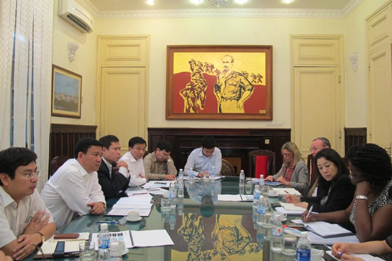 Bộ trưởng Đinh La Thăng đ&atilde; đề xuất với Ph&oacute; chủ tịch MIGA về vấn đề mức ph&iacute; bảo l&atilde;nh đa phương của Dự &aacute;n n&acirc;ng cấp, cải tạo QL20