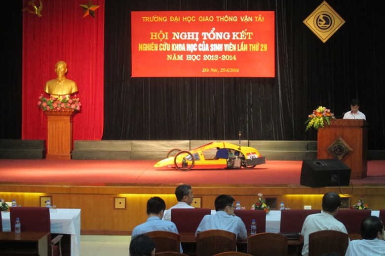 Sinh vi&ecirc;n t&iacute;ch cực tham gia NCKH g&oacute;p phần n&acirc;ng cao chất lượng dạy v&agrave; học của ĐH GTVT