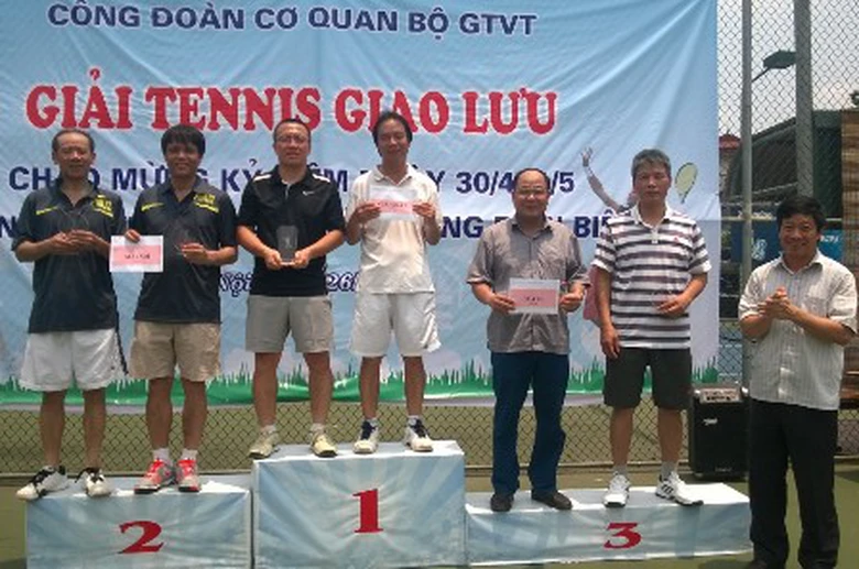 &Ocirc;ng nguyễn Quốc Hải - Chủ tịch c&ocirc;ng đo&agrave;n Cơ quan Bộ GTVT trao giải cho c&aacute;c đ&ocirc;i vận động vi&ecirc;n đoạt giải