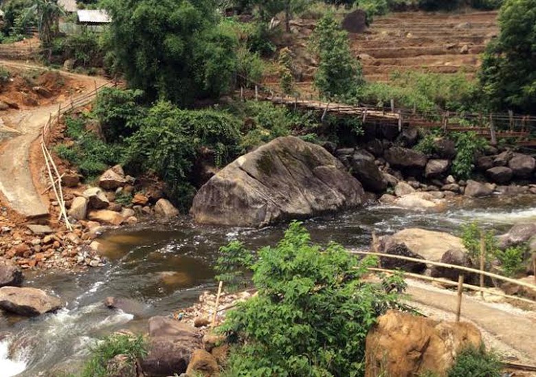 Đường tạm bị lũ cuốn tr&ocirc;i s&aacute;ng nay Ảnh: L&acirc;m Trần