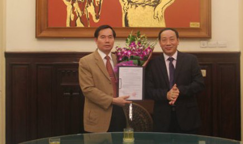 &Ocirc;ng Nguyễn Văn Huyện nhận Quyết định v&agrave; hoa ch&uacute;c mừng từ Thứ trưởng Nguyễn Hồng Trường