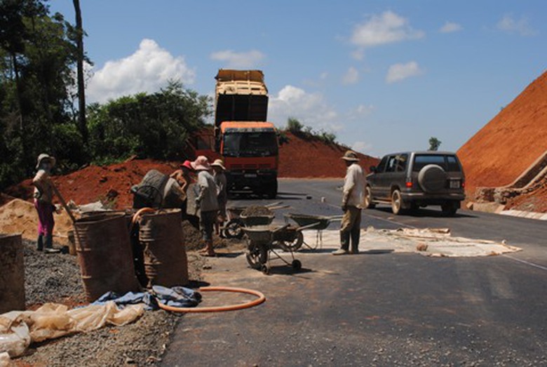 Những người c&ocirc;ng nh&acirc;n quyết kh&ocirc;ng nghỉ lễ 30/4 để phấn đấu th&ocirc;ng tuyến trong th&aacute;ng 6/2014