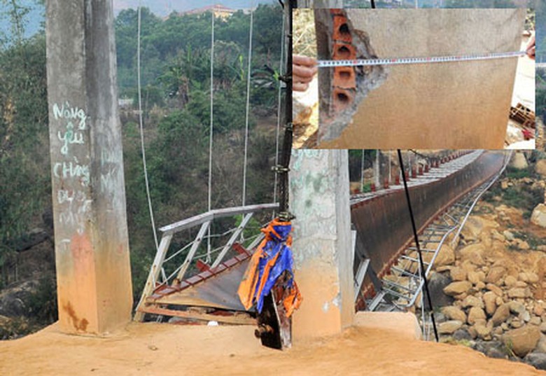 Trụ b&ecirc; t&ocirc;ng cầu Chu Va 6 được bọc gạch v&agrave; tr&aacute;t vữa b&ecirc;n ngo&agrave;i