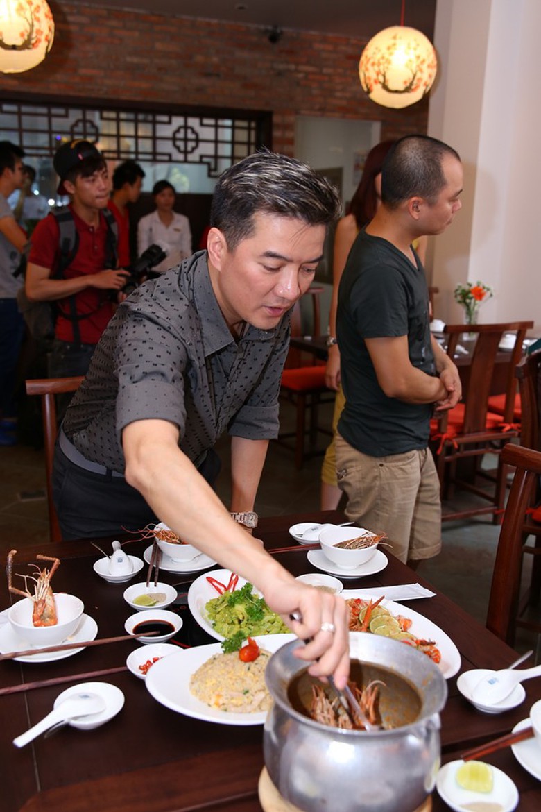  Đ&agrave;m Vĩnh Hưng thực hiện thuần thục v&agrave; nhanh nhẹn c&ocirc;ng việc nấu ăn. Anh cũng đang kinh doanh lĩnh vực hải sản n&ecirc;n 