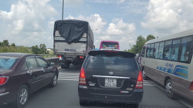 Ai nấy ngồi y&ecirc;n trong xe chờ th&ocirc;ng đường dưới c&aacute;i nắng oi ả của trưa h&egrave;