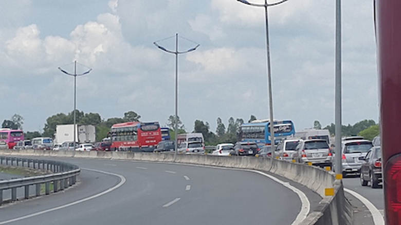 Tắc trầm trọng tr&ecirc;n l&agrave;n từ TP HCM đi Long An, tuy nhi&ecirc;n, tr&ecirc;n l&agrave;n đường đi v&agrave;o TP, kh&ocirc;ng hề c&oacute; b&oacute;ng xe cộ