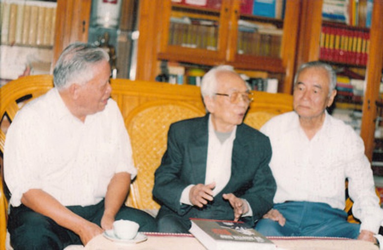Trung tướng L&ecirc; Nam Phong (tr&aacute;i) trong một lần tr&ograve; chuyện với Đại tướng V&otilde; Nguy&ecirc;n Gi&aacute;p