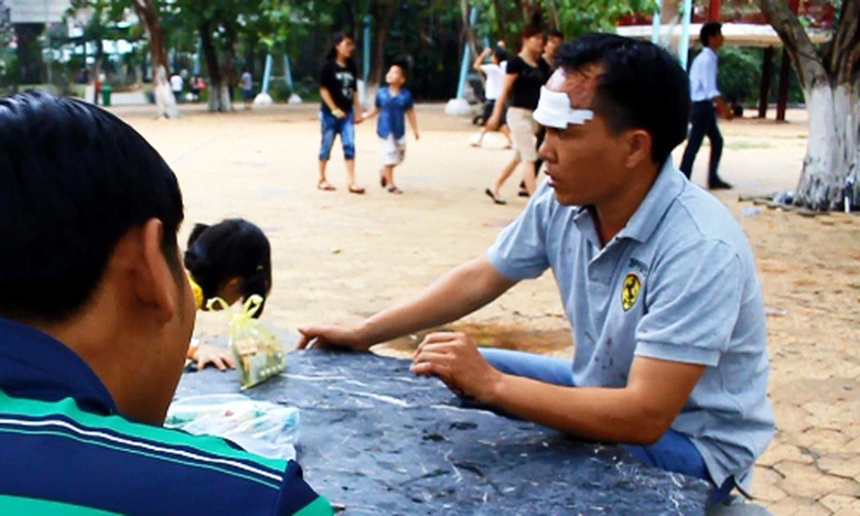 Anh Thời với nhiều thương t&iacute;ch tr&ecirc;n người