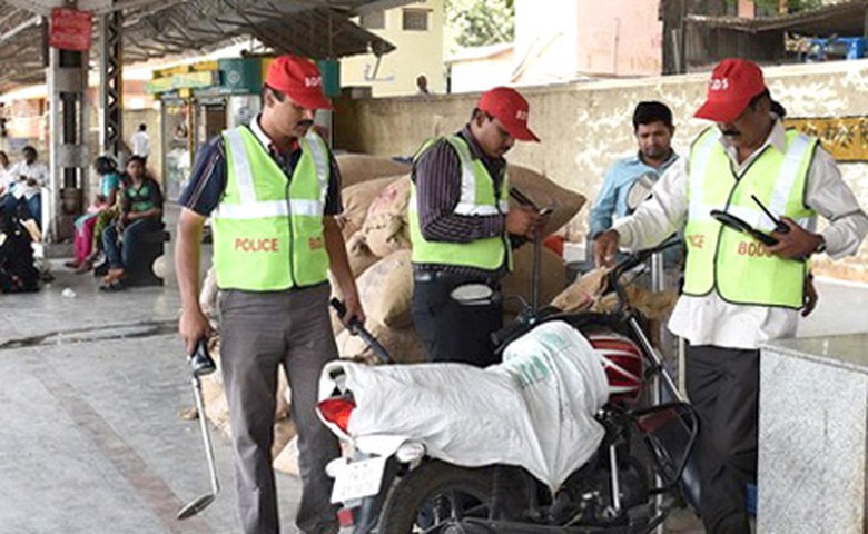 Lực lượng an ninh Ấn Độ kiểm tra h&agrave;ng h&oacute;a tại một nh&agrave; ga xe lửa ở Bangalore ng&agrave;y 1/5. (Nguồn: AFP)