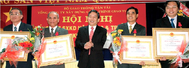Năm 2011, Thứ trưởng Bộ GTVT Ng&ocirc; Thịnh Đức thừa ủy quyền Chủ tịch nước trao Hu&acirc;n chương Lao động hạng Ba cho c&aacute;c c&aacute; nh&acirc;n l&atilde;nh đạo Cienco6