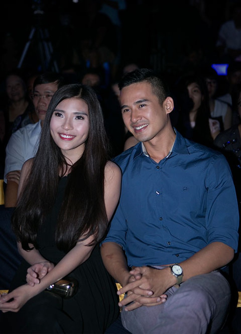  Xuất hiện ở h&agrave;ng ghế đầu từ sớm, 2 diễn vi&ecirc;n Lương Thế Th&agrave;nh v&agrave; Th&uacute;y Diễm rất h&aacute;o hức để xem show 6 chương tr&igrave;nh Gương mặt th&acirc;n quen. 