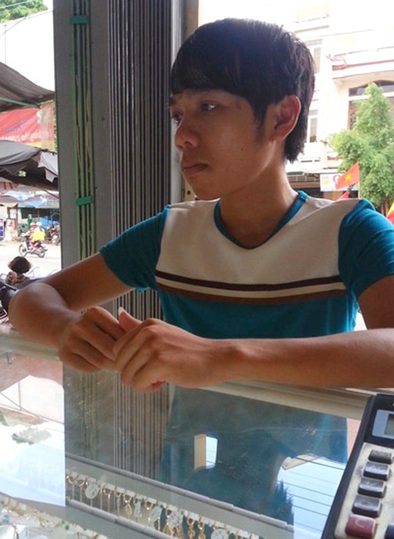 Đối tượng L&ecirc; Xu&acirc;n Phong đang mang số v&agrave;ng ăn trộm đi ti&ecirc;u thụ tại một tiệm v&agrave;ng. (Ảnh do chủ tiệm v&agrave;ng cung cấp)