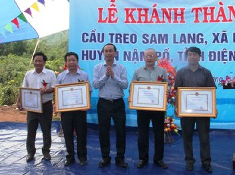 Thứ trưởng Bộ GTVT L&ecirc; Đ&igrave;nh Thọ tặng bằng khen cho c&aacute;c đơn vị thi c&ocirc;ng cầu treo Sam Lang