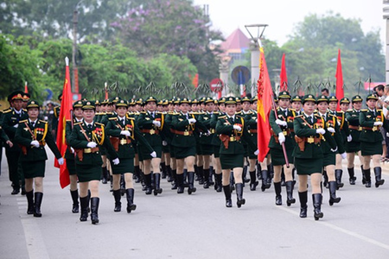 Lễ diễu h&agrave;nh bao gồm 15 ngh&igrave;n người, chia th&agrave;nh 37 khối đại diện cho c&aacute;c th&agrave;nh phần bao gồm lực lượng vũ trang, cựu chiến binh, c&ocirc;ng nh&acirc;n, n&ocirc;ng d&acirc;n, tr&iacute; thức v&agrave; nh&acirc;n d&acirc;n một số d&acirc;n tộc c&aacute;c tỉnh T&acirc;y Bắc.