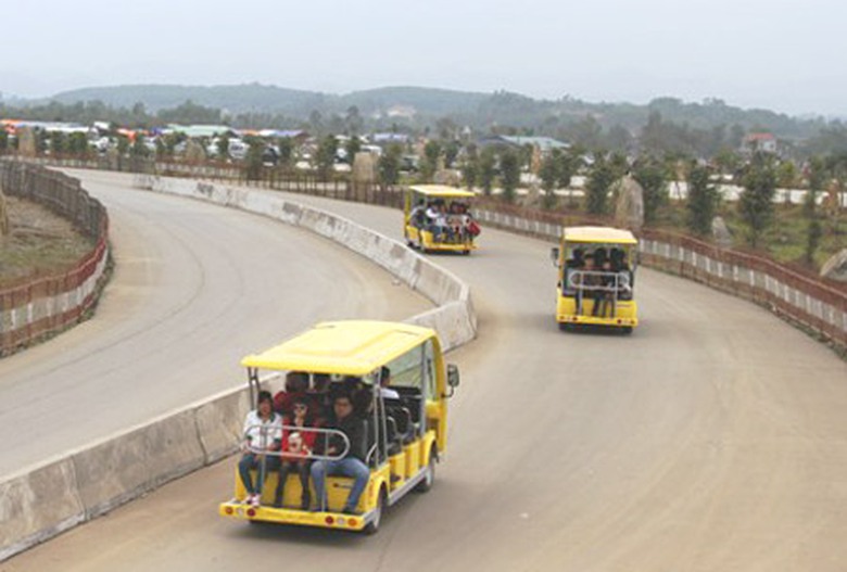 Xe điện đưa kh&aacute;ch tham quan ch&ugrave;a B&aacute;i Đ&iacute;nh