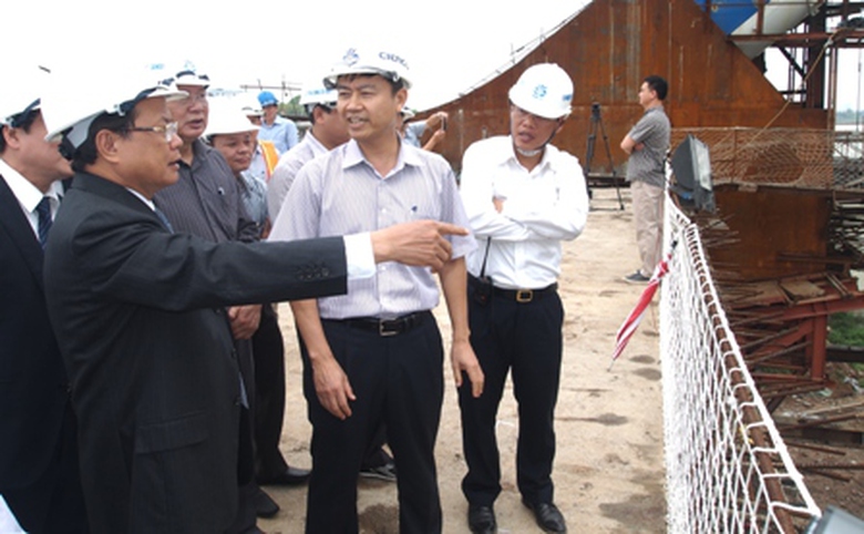 B&iacute; thư Th&agrave;nh ủy H&agrave; Nội Phạm Quang Nghị chứng kiến hợp long cầu Đ&ocirc;ng Tr&ugrave;