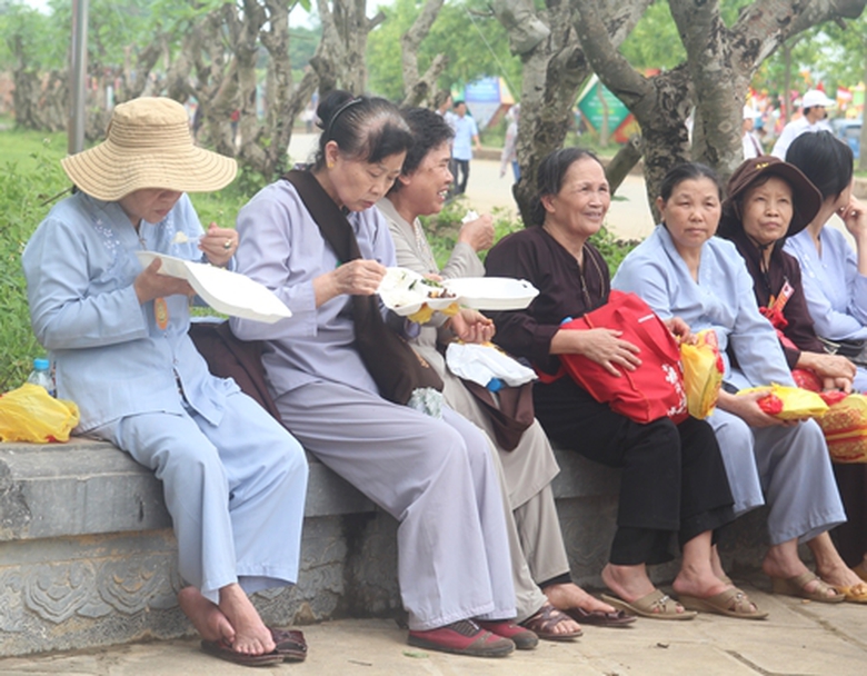 Tr&ecirc;n tay mỗi phật tử v&agrave; kh&aacute;ch tham quan đều c&oacute; một hộp cơm chay miễn ph&iacute; do ch&iacute;nh BTC Đại lễ chuẩn bị.