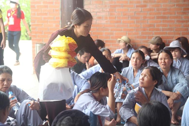 Nhiều vị kh&aacute;ch l&agrave; đại biểu cũng t&igrave;nh nguyện đi ph&aacute;t cơm chay cho phật tử tới dự Đại lễ.
