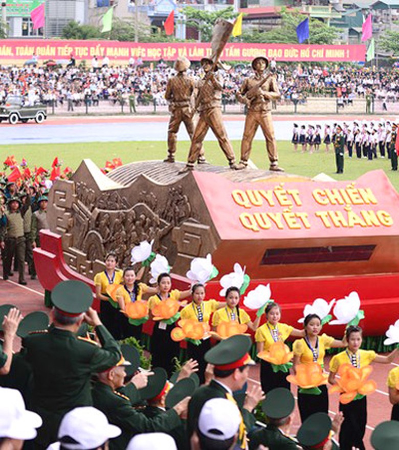 Xe hoa chở m&ocirc; h&igrave;nh c&aacute;c chiến sĩ qu&acirc;n giải ph&oacute;ng đứng tr&ecirc;n n&oacute;c hầm Đờ C&aacute;t