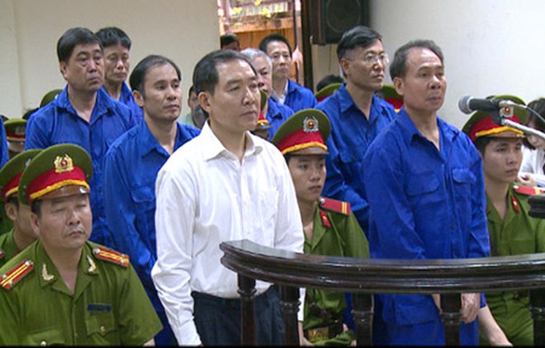 Dương Ch&iacute; Dũng (&aacute;o trắng), Mai Văn Ph&uacute;c v&agrave; c&aacute;c đồng phạm nghe t&ograve;a tuy&ecirc;n &aacute;n chiều 7/5