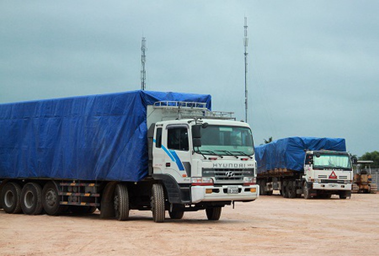 Kh&ocirc;ng hiểu v&igrave; l&yacute; do g&igrave; 2 chiếc xe chở gỗ si&ecirc;u khủng n&agrave;y n&oacute; thể qua mặt lực lượng chức năng lọt về Tp Đ&ocirc;ng H&agrave; 