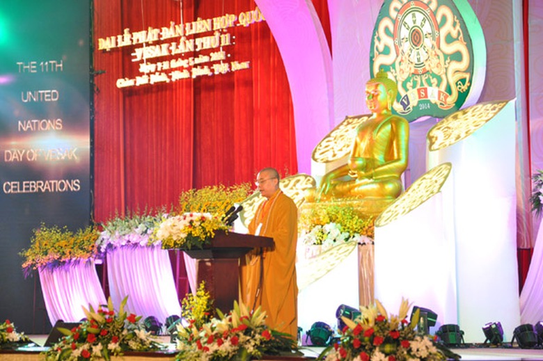 Ho&agrave; thượng Th&iacute;ch Thanh Nhiễu, Chủ tịch Uỷ ban tổ chức Đại lễ Vesak LHQ 2014 đọc th&ocirc;ng điệp của Gi&aacute;o hội Phật gi&aacute;o Việt Nam