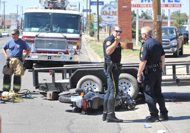 Hiện trường một vụ tai nạn xe m&aacute;y ở Mỹ