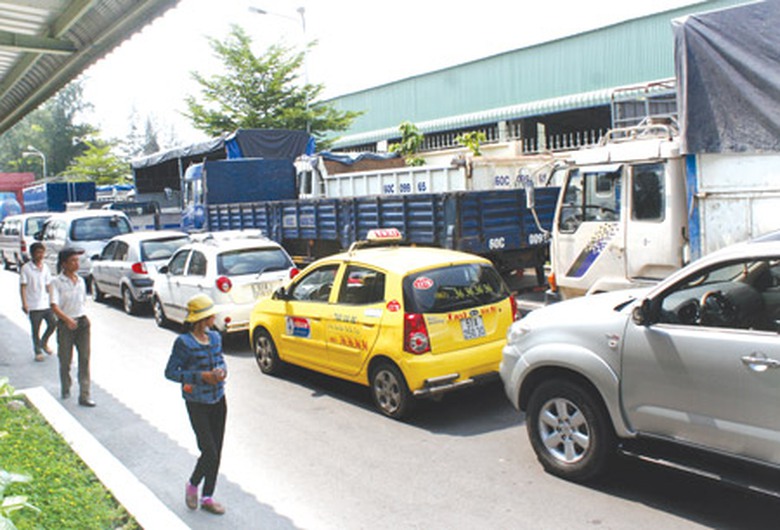 H&agrave;ng trăm phương tiện xếp h&agrave;ng chờ kiểm định trước Trung t&acirc;m Đăng kiểm 60-01S (Đồng Nai), s&aacute;ng 6/5 Ảnh: Phan Tư