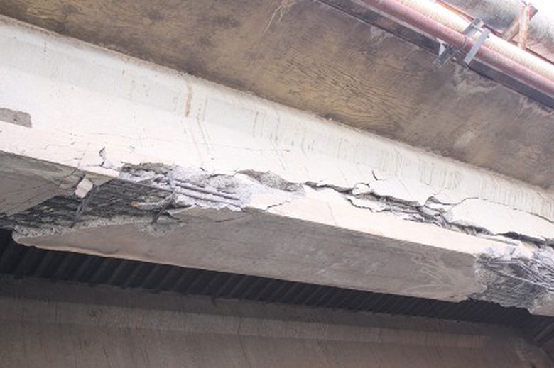 Dầm cầu H&oacute;a An bị hư hỏng nặng