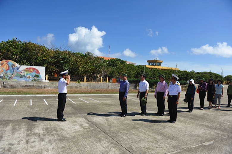 Nghi thức đ&oacute;n đo&agrave;n tr&ecirc;n Trường Sa lớn 