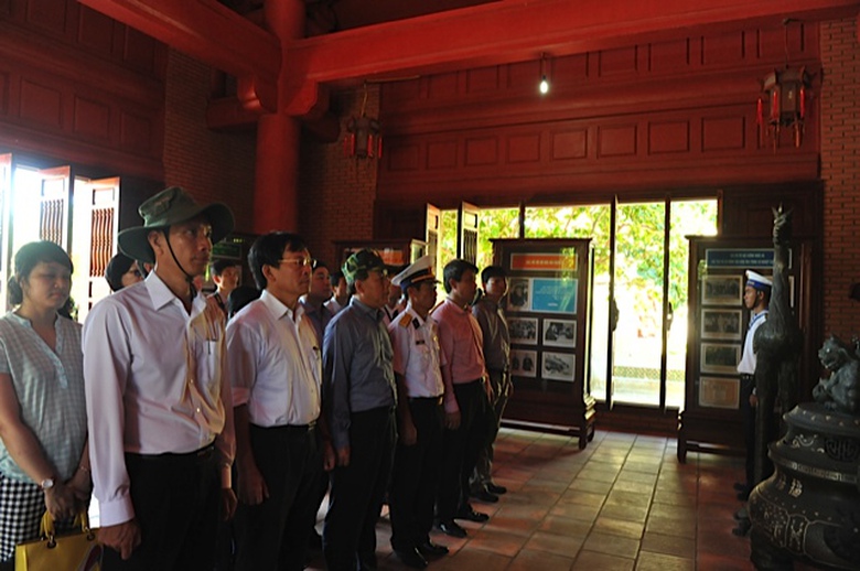 Đo&agrave;n d&acirc;ng boa tại Nh&agrave; tưởng niệm Hồ Chủ tịch