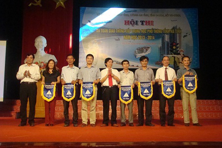 Ban tổ chức trao cờ lưu niệm cho c&aacute;c đội dự thi