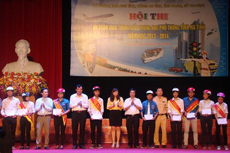 C&aacute;c th&agrave;nh vi&ecirc;n ban gi&aacute;m khảo trao qu&agrave; lưu niệm cho c&aacute;c đội