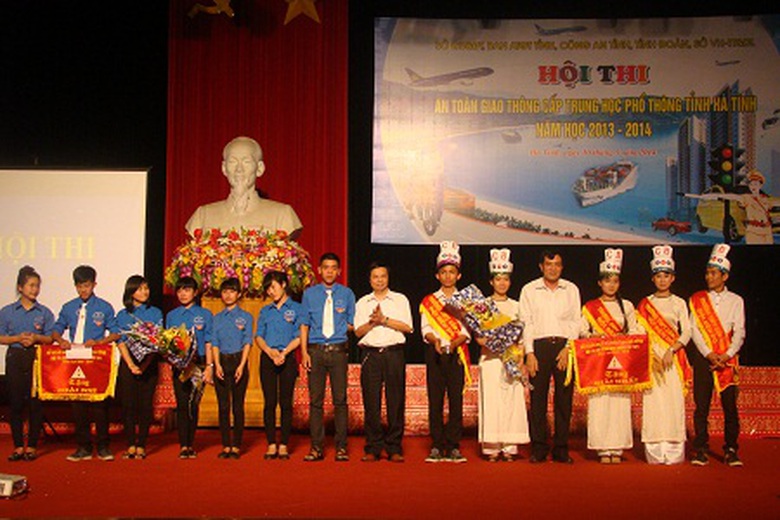 &Ocirc;ng Ho&agrave;ng Minh Việt v&agrave; &ocirc;ng Nguyễn Xu&acirc;n Trường trao giải cho c&aacute;c đội