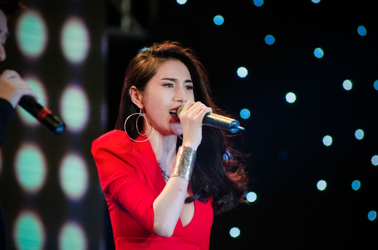  B&agrave; mẹ một con nhanh ch&oacute;ng khuấy động chương tr&igrave;nh với những m&agrave;n tr&igrave;nh diễn s&ocirc;i động. 