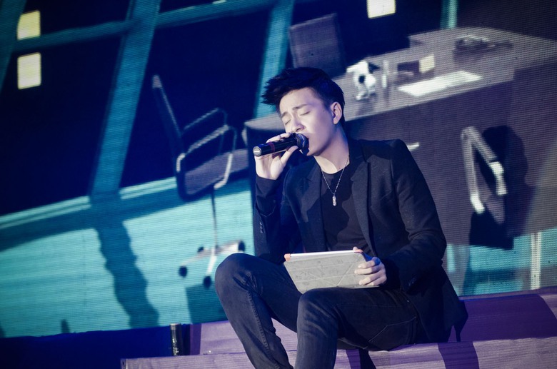 Ch&agrave;ng Bắp đ&oacute;ng vai ch&agrave;ng nhạc sĩ l&atilde;ng tử từ nước ngo&agrave;i về Việt Nam để t&igrave;m kiếm t&agrave;i năng &acirc;m nhạc mới.