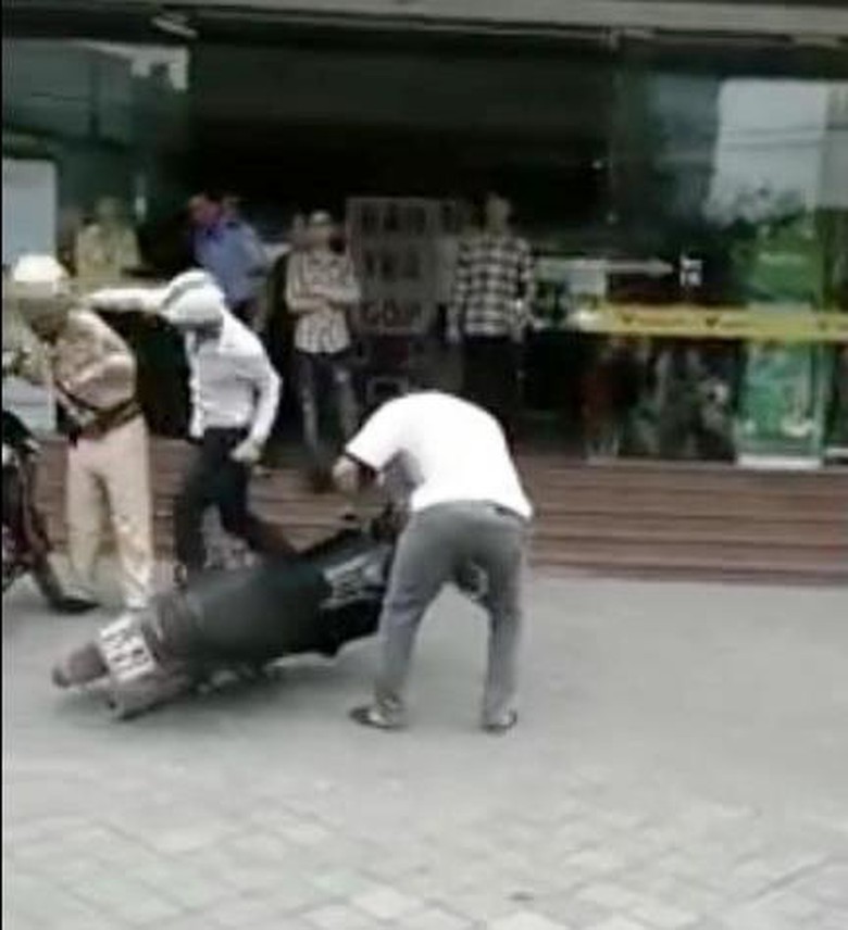 Kh&ocirc;ng dừng lại ở đ&oacute;, đối tượng cầm gạch đập v&agrave;o đầu CSGT (ảnh cắt từ Clip tr&ecirc;n Youtube)