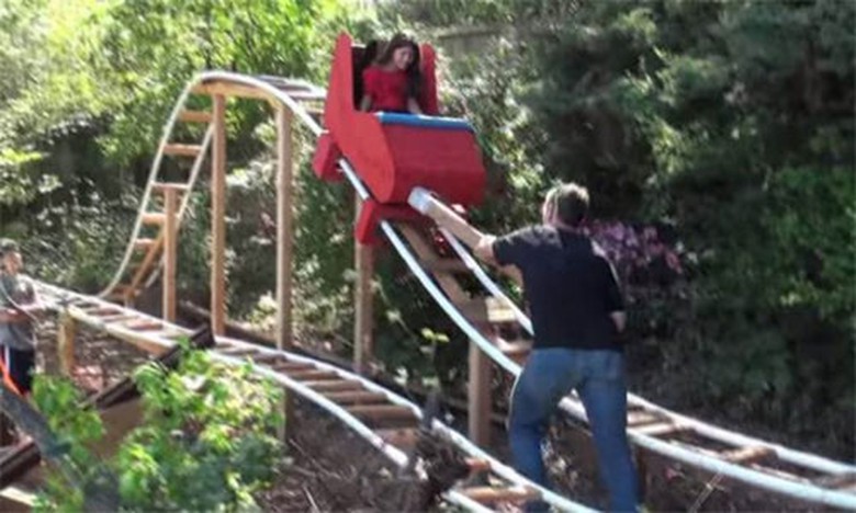 &Ocirc;ng Pemble đang hỗ trợ con g&aacute;i chơi tr&ograve; t&agrave;u lượn si&ecirc;u tốc ngay trong vườn nh&agrave; - Ảnh cắt từ YouTube